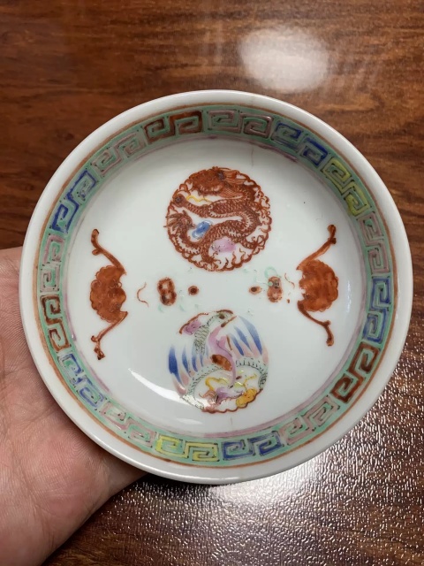 域鉴古玩】大清乾隆年制款(官窑款式)粉彩龙凤纹盘拍卖价格/图片