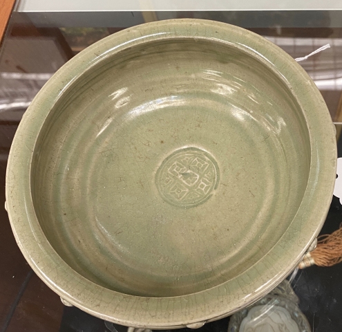 古玩陶瓷明:龍泉青釉三獸足刻花香爐：洗拍賣(mài)，當(dāng)前價(jià)格90000元