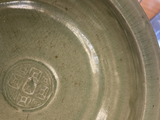 古玩陶瓷明:龍泉青釉三獸足刻花香爐：洗拍賣(mài)，當(dāng)前價(jià)格90000元