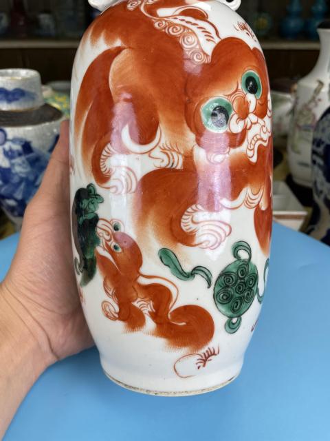 古玩陶瓷晚清民國 紅綠彩太獅少保詩文蝠耳撇口瓶拍賣，當前價格980元