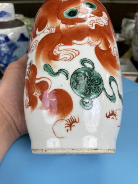 古玩陶瓷晚清民國 紅綠彩太獅少保詩文蝠耳撇口瓶拍賣，當前價格980元