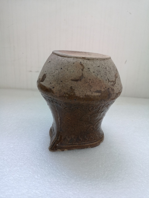 古玩陶瓷清代早期褐釉印花流口執壺拍賣,當前價格680元