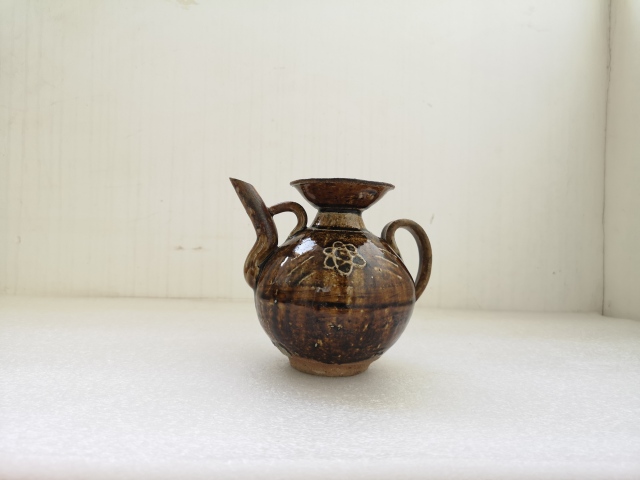 古玩陶瓷清代早期褐釉印花執(zhí)壺拍賣，當(dāng)前價(jià)格750元