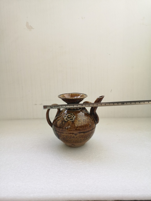 古玩陶瓷清代早期褐釉印花執(zhí)壺拍賣，當(dāng)前價(jià)格750元