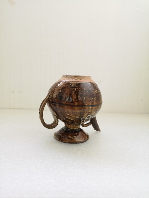 古玩陶瓷清代早期褐釉印花執(zhí)壺拍賣，當(dāng)前價(jià)格750元