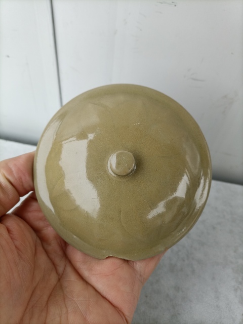 古玩陶瓷龍泉青瓷刻蓮花紋罐蓋拍賣，當前價格300元