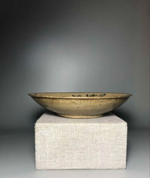 古玩陶瓷（清代）青花花卉紋哥釉盤拍賣，當前價格0元