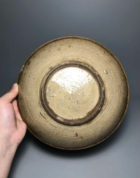 古玩陶瓷（清代）青花花卉紋哥釉盤拍賣，當前價格0元