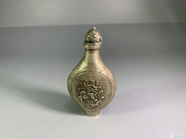 古玩雜項(xiàng)浮雕白銅鼻煙壺拍賣,當(dāng)前價(jià)格480元
