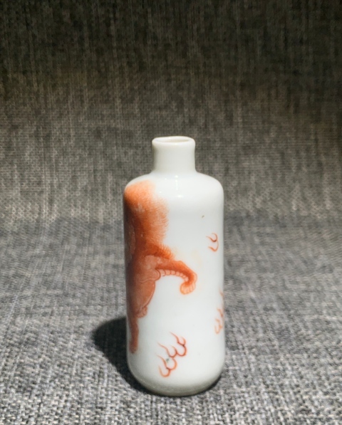 古玩陶瓷【望月樓】晚清礬紅獅紋鼻煙壺拍賣,當前價格3600元