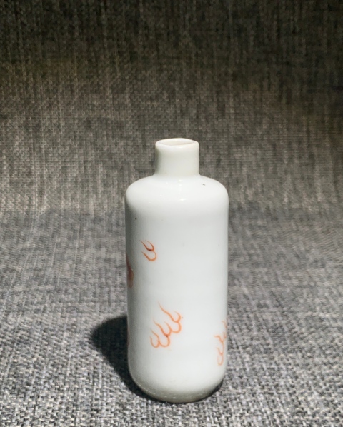 古玩陶瓷【望月樓】晚清礬紅獅紋鼻煙壺拍賣,當前價格3600元