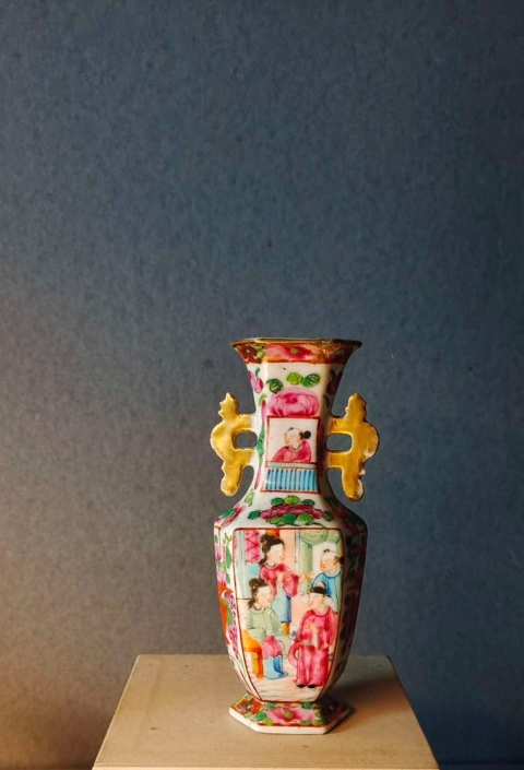 古玩陶瓷【望月樓】晚清人物紋廣彩瓶拍賣,當前價格2800元