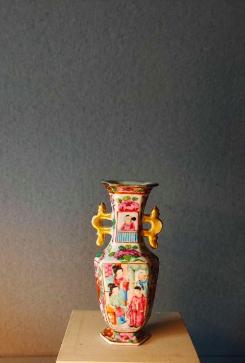 古玩陶瓷【望月樓】晚清人物紋廣彩瓶拍賣,當前價格2800元