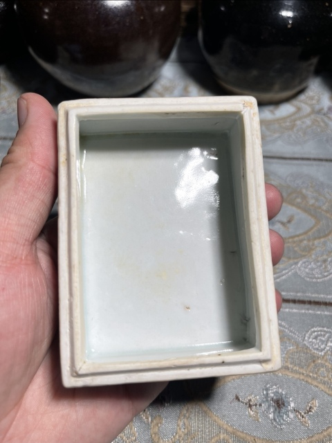 古玩陶瓷清：纏枝花卉紋青花四方蓋盒拍賣，當前價格2280元