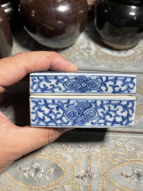 古玩陶瓷清：纏枝花卉紋青花四方蓋盒拍賣，當前價格2280元