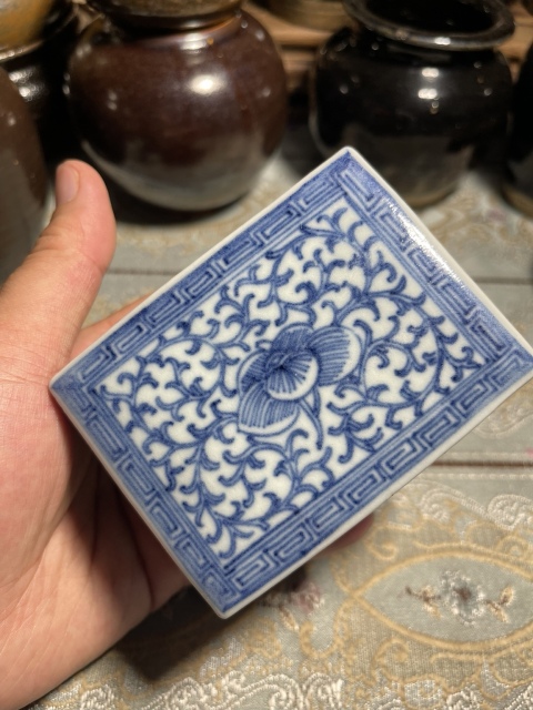 古玩陶瓷清：纏枝花卉紋青花四方蓋盒拍賣，當前價格2280元