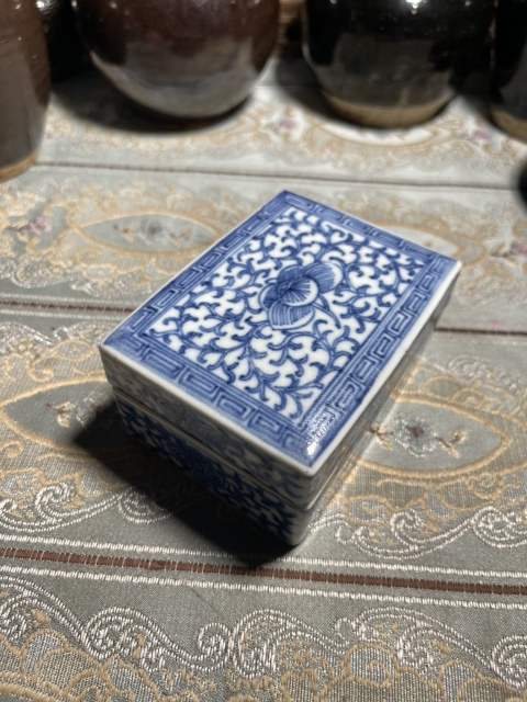 古玩陶瓷清：纏枝花卉紋印泥盒拍賣(mài)，當(dāng)前價(jià)格2280元