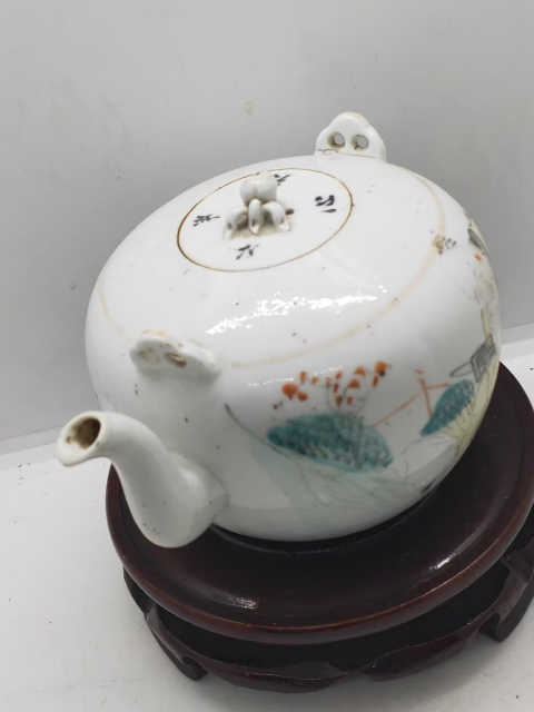 古玩陶瓷清光緒 淺絳彩人物紋提梁壺拍賣,當(dāng)前價格3700元