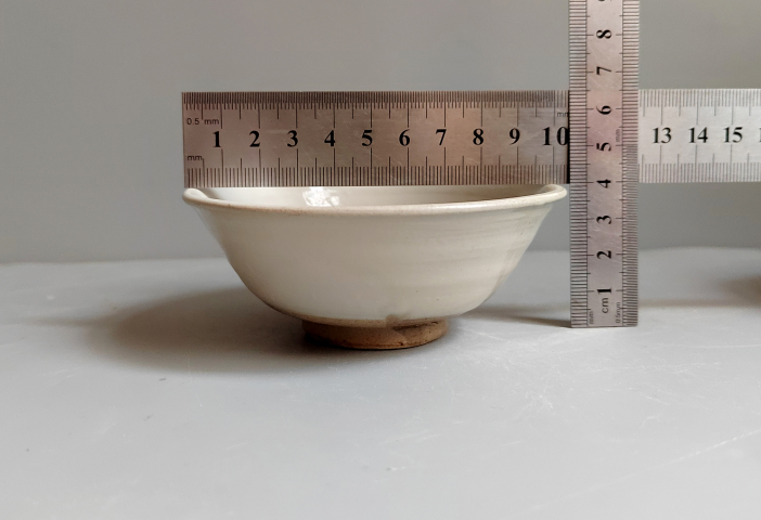 古玩陶瓷平實而精致的元明磁州窯白釉茶盞拍賣,當前價格999元