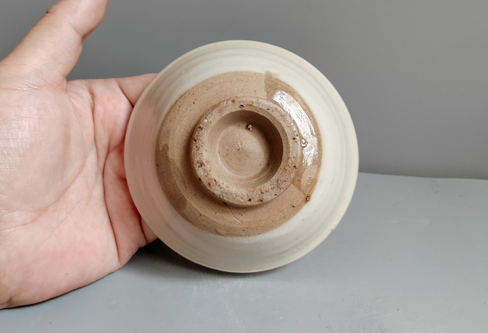 古玩陶瓷平實而精致的元明磁州窯白釉茶盞拍賣,當前價格999元