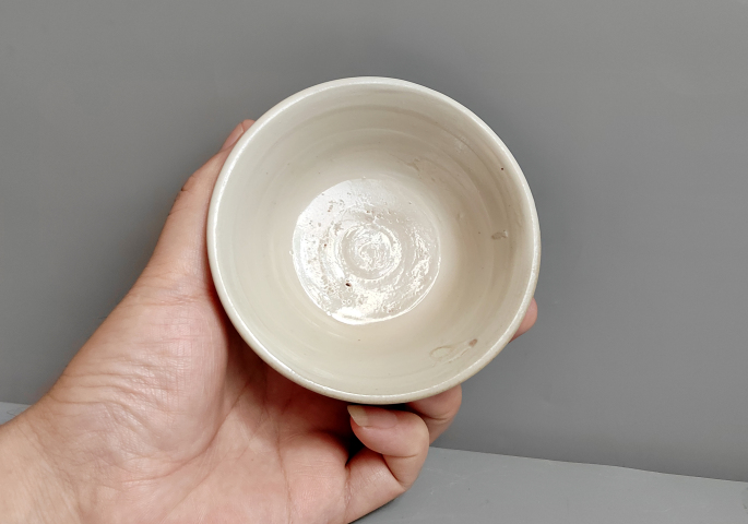 古玩陶瓷平實而精致的元明磁州窯白釉茶盞拍賣,當前價格999元