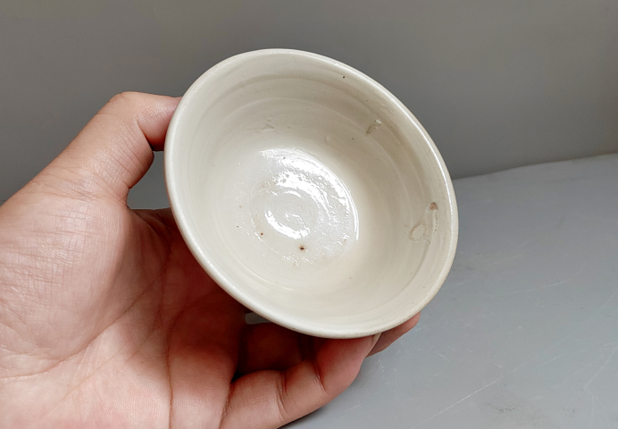 古玩陶瓷平實而精致的元明磁州窯白釉茶盞拍賣,當前價格999元