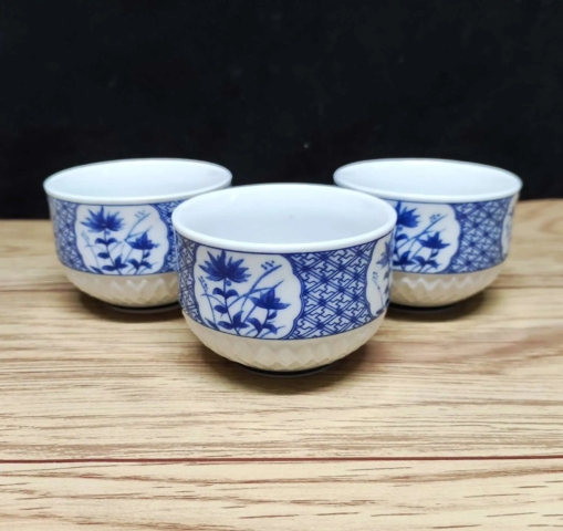 古玩陶瓷六十至八十年代花卉紋青花杯一組拍賣,當前價格168元