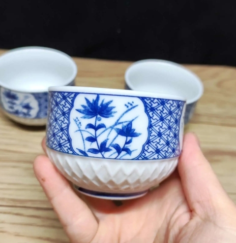 古玩陶瓷六十至八十年代花卉紋青花杯一組拍賣,當前價格168元