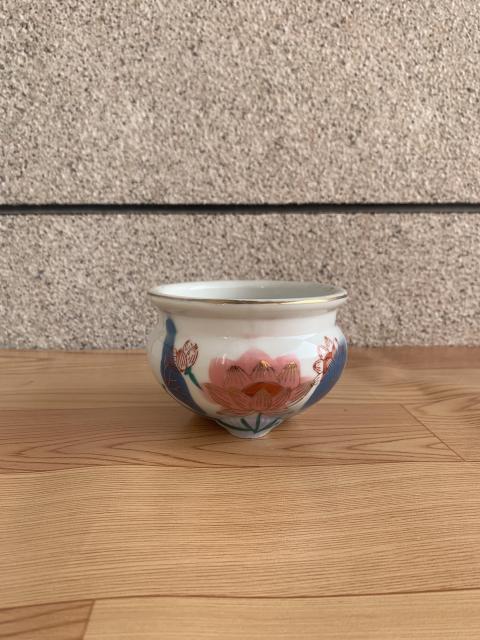 古玩陶瓷六十至八十年代花卉紋彩繪模糊三足香爐拍賣,當前價格160元