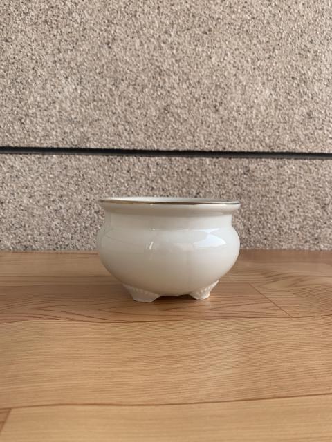 古玩陶瓷六十至八十年代花卉紋彩繪模糊三足香爐拍賣,當前價格160元