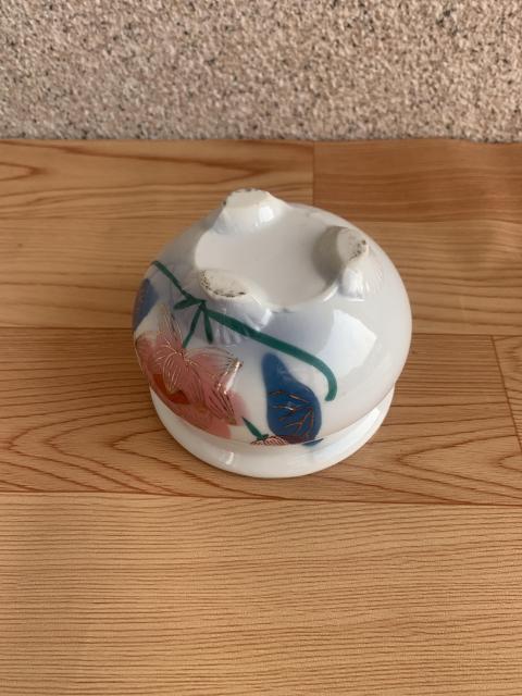 古玩陶瓷六十至八十年代花卉紋彩繪模糊三足香爐拍賣,當前價格160元