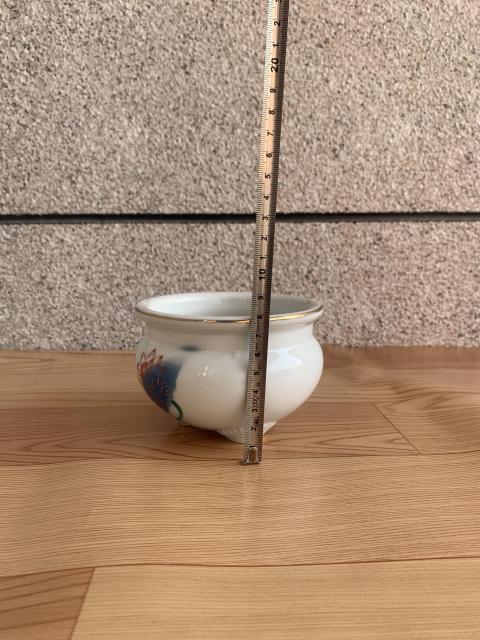 古玩陶瓷六十至八十年代花卉紋彩繪模糊三足香爐拍賣,當前價格160元