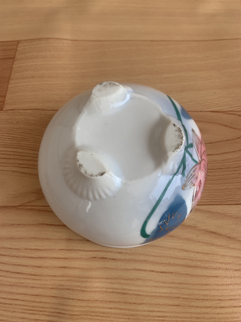 古玩陶瓷六十至八十年代花卉紋彩繪模糊三足香爐拍賣,當前價格160元