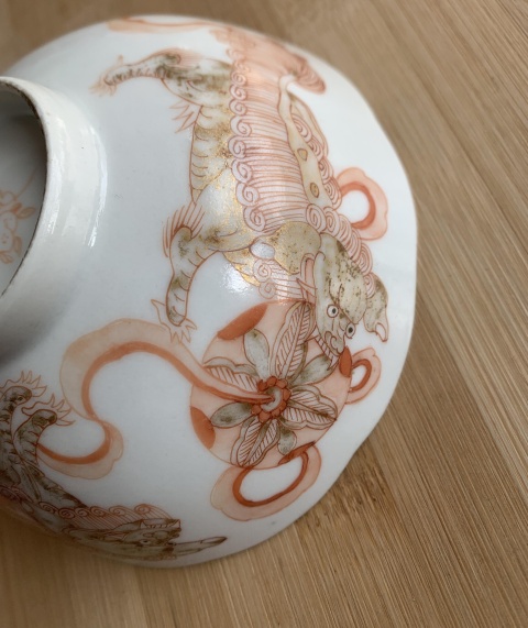 古玩陶瓷礬紅彩描金獅子滾繡球紋碗拍賣，當前價格3000元