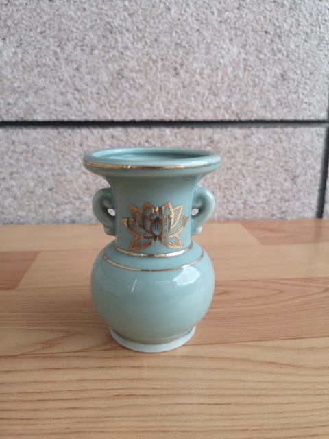 域鉴古玩】出口创汇期豆青釉描金花卉纹瓶拍卖价格/图片/值多少钱
