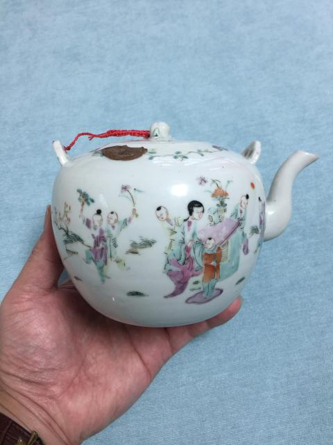 古玩陶瓷清晚期 粉彩美人帶子提梁壺拍賣,當(dāng)前價(jià)格3800元
