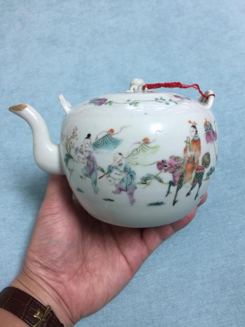 古玩陶瓷清晚期 粉彩美人帶子提梁壺拍賣,當(dāng)前價(jià)格3800元