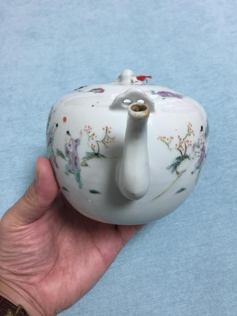 古玩陶瓷清晚期 粉彩美人帶子提梁壺拍賣,當(dāng)前價(jià)格3800元
