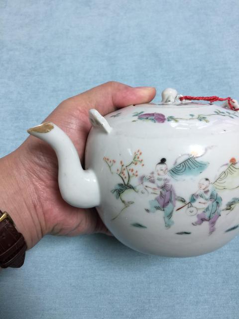 古玩陶瓷清晚期 粉彩美人帶子提梁壺拍賣,當(dāng)前價(jià)格3800元