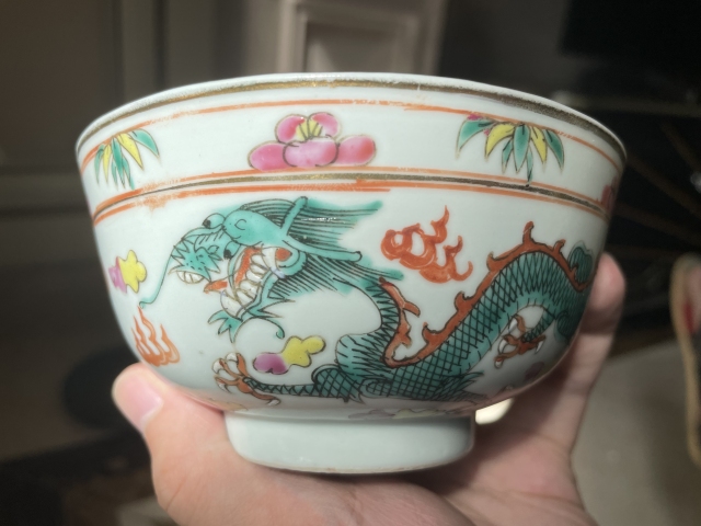 域鉴古玩】晚清同治年制四字双行款龙纹粉彩碗拍卖价格/图片/值多少钱