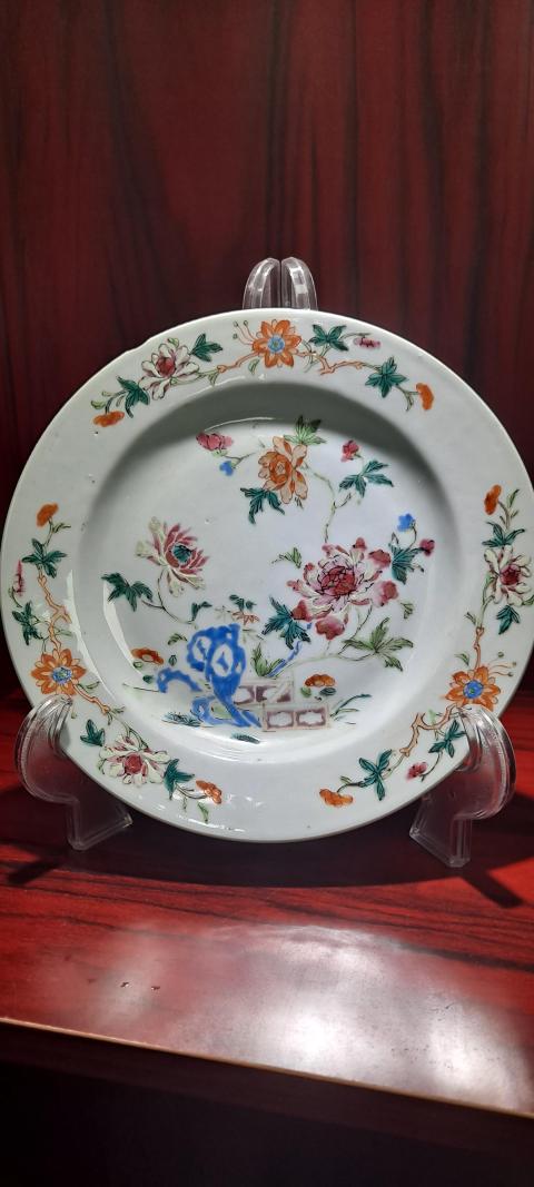 古玩陶瓷清代雍正至乾隆景德鎮(zhèn)窯口花卉紋粉彩盤拍賣，當前價格2500元