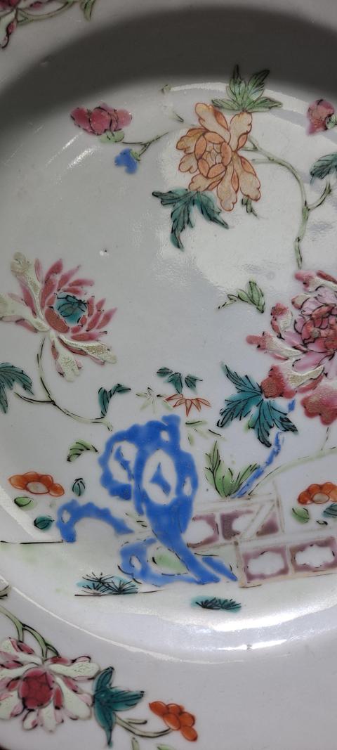 古玩陶瓷清代雍正至乾隆景德鎮(zhèn)窯口花卉紋粉彩盤拍賣，當前價格2500元