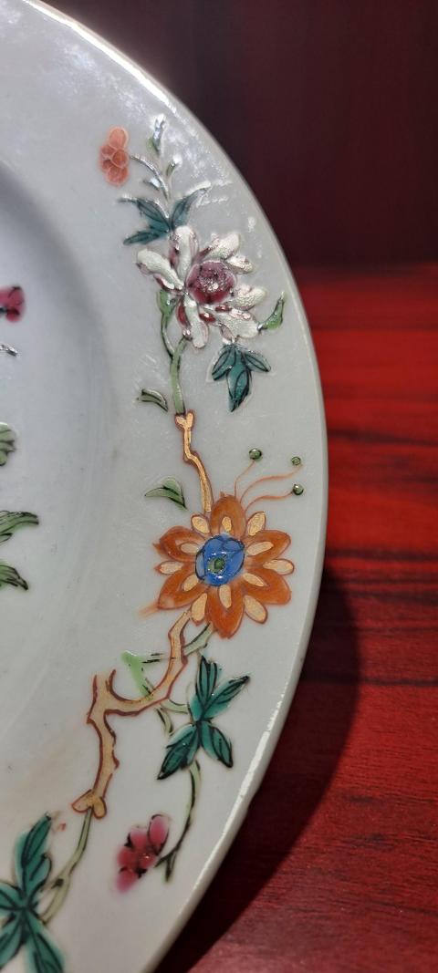 古玩陶瓷清代雍正至乾隆景德鎮(zhèn)窯口花卉紋粉彩盤拍賣，當前價格2500元