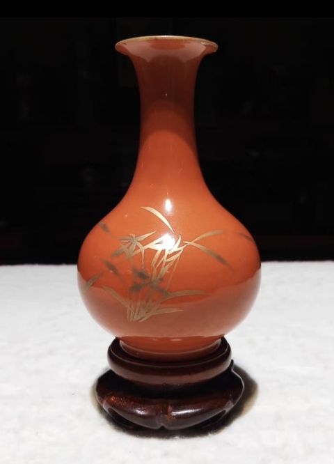 域鉴古玩】珊瑚红釉描金花卉纹撇口瓶鉴定结果_珊瑚红釉描金花卉