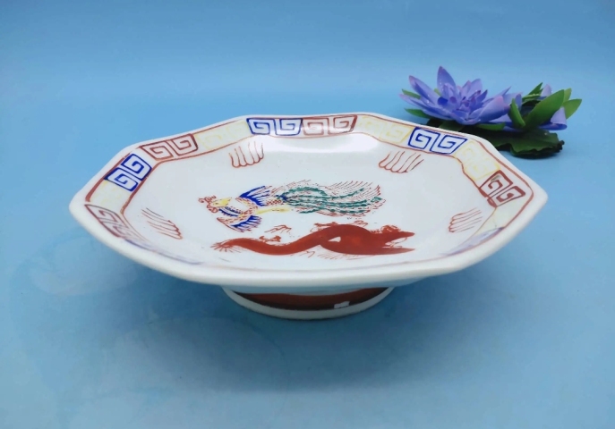 古玩陶瓷六十至八十年代龍鳳紋彩繪八角盤拍賣,當(dāng)前價(jià)格198元
