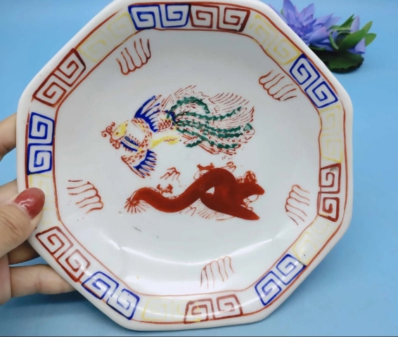 古玩陶瓷六十至八十年代龍鳳紋彩繪八角盤拍賣,當(dāng)前價(jià)格198元