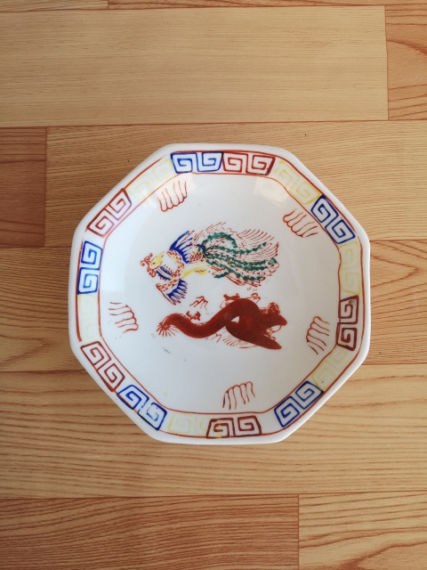 古玩陶瓷六十至八十年代龍鳳紋彩繪八角盤拍賣,當(dāng)前價(jià)格198元