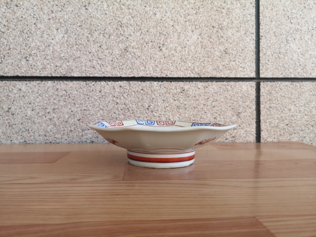 古玩陶瓷六十至八十年代龍鳳紋彩繪八角盤拍賣,當(dāng)前價(jià)格198元