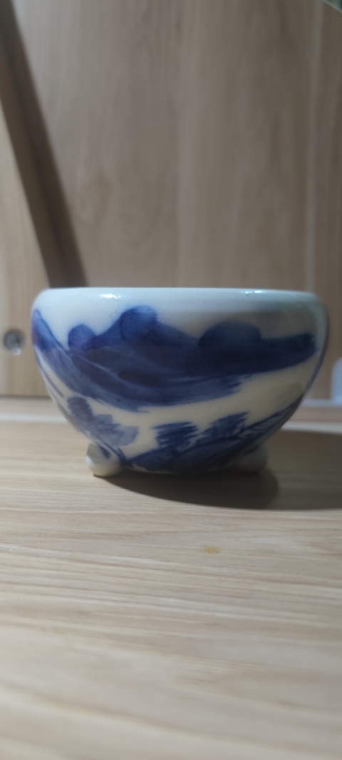 古玩陶瓷【望月樓】清晚期青花山水紋三足香爐拍賣,當(dāng)前價(jià)格800元