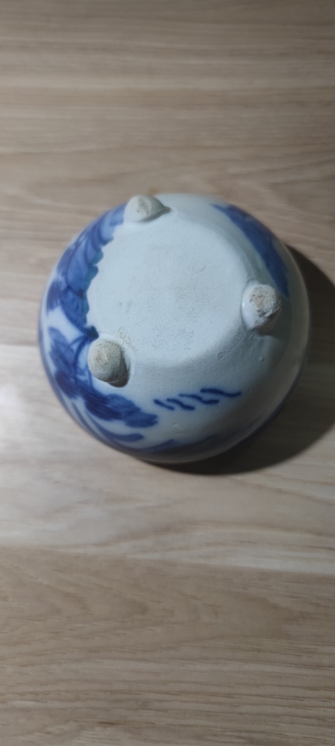 古玩陶瓷【望月樓】清晚期青花山水紋三足香爐拍賣,當(dāng)前價(jià)格800元